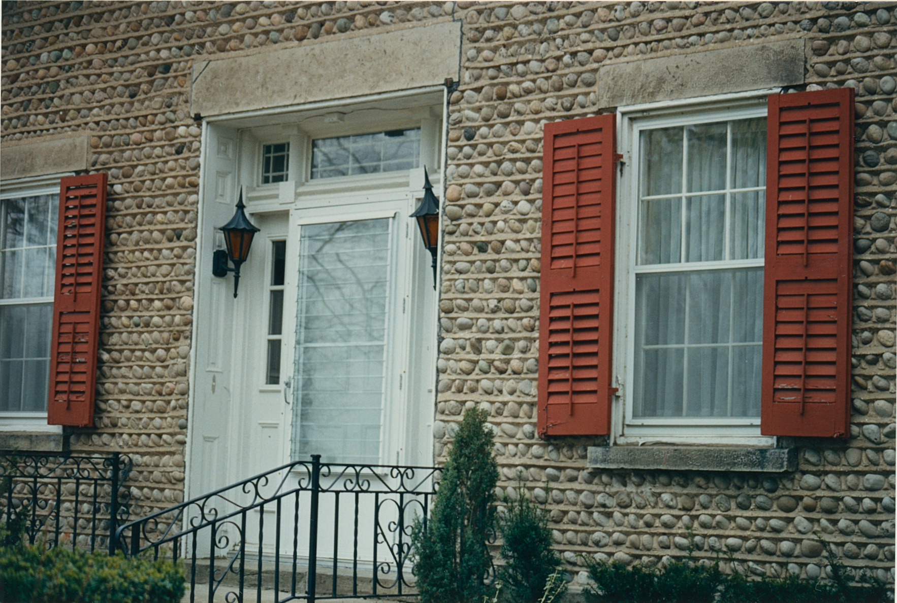 Bra-13 207 West River Rd 6